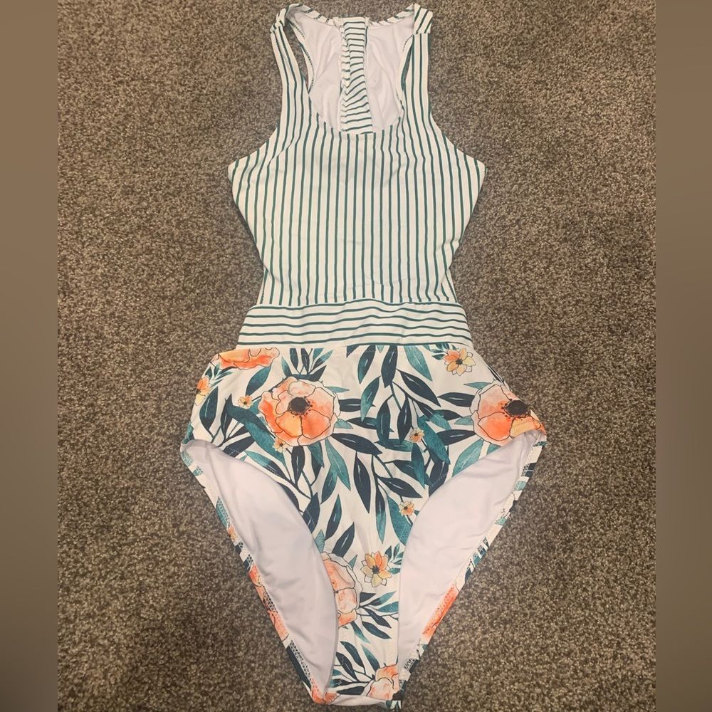 Cupshe One Piece Womans Swimsuit size M